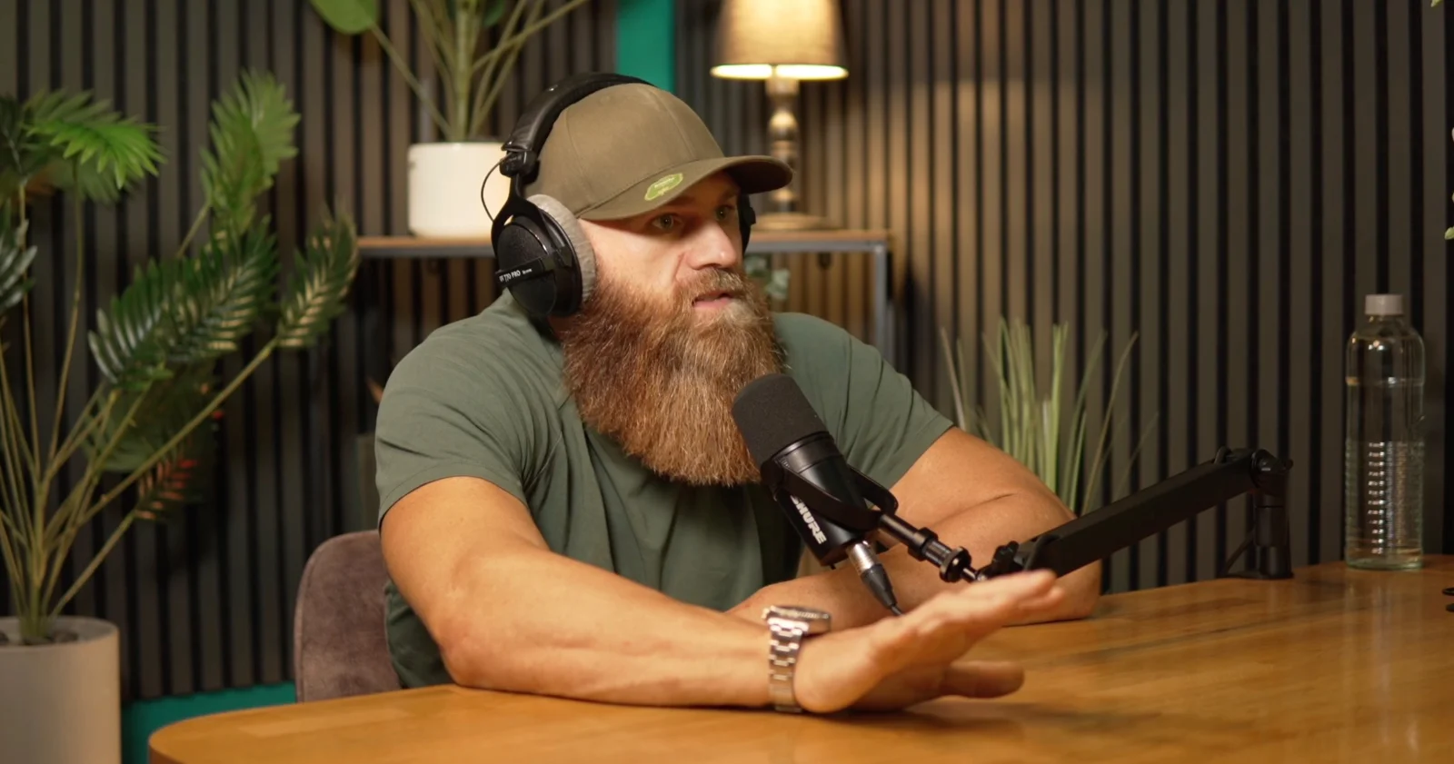 Gast im Gespräch am Mikrofon im Podcaststudio