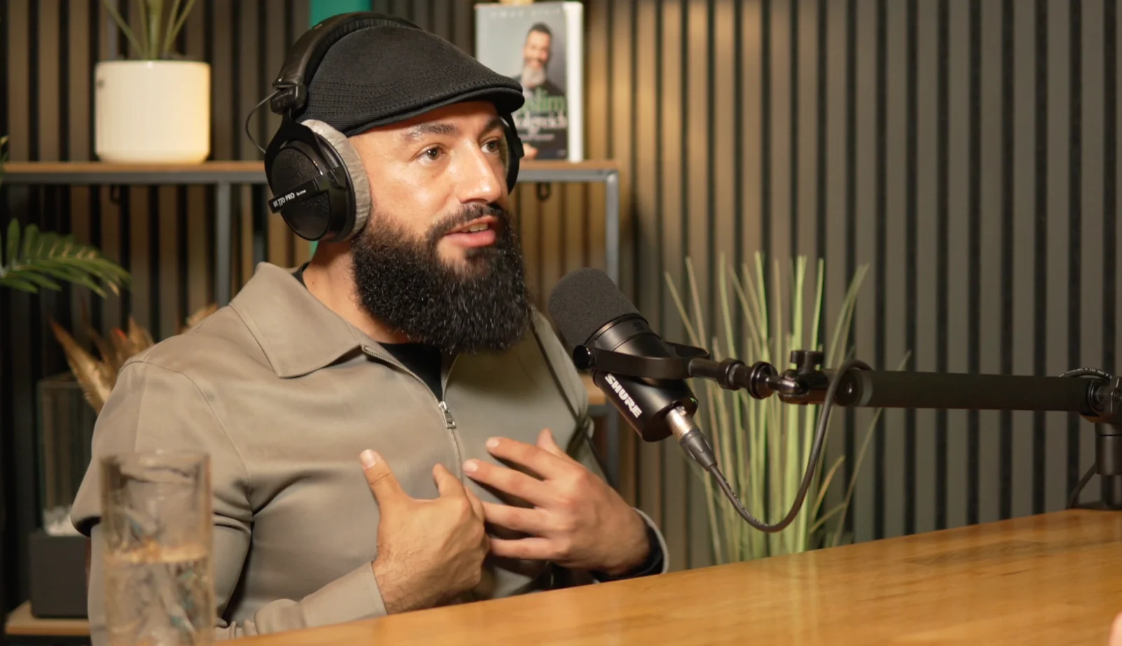 Gast im Gespräch am Mikrofon im Podcaststudio